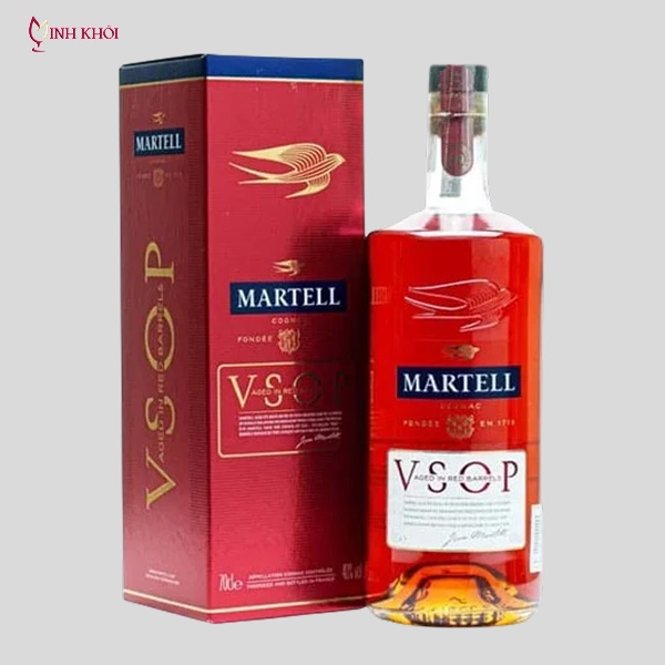 Chuyên viên thẩm định rượu ngoại bằng công nghệ kiểm tra mã vạch và tem chống giả